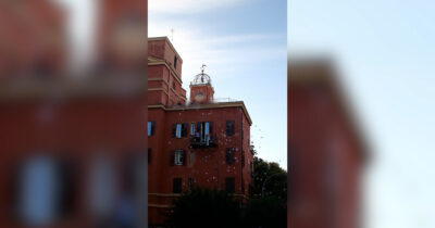 Copertina di Sirene antiaereo e pioggia di volantini, l’azione alla Garbatella per Gaza: “Siamo tutti con la Flotilla”