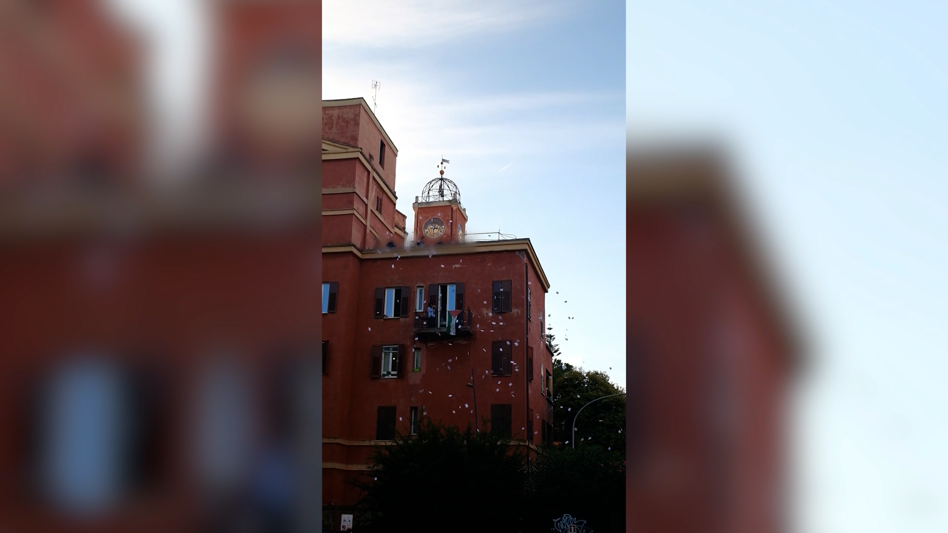 Sirene antiaereo e pioggia di volantini, l’azione alla Garbatella per Gaza: “Siamo tutti con la Flotilla”