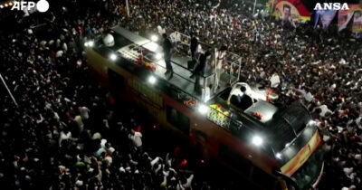 Copertina di Calca a un comizio politico in India, almeno 36 morti e decine di feriti: le immagini del caos