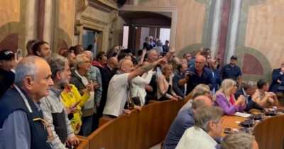 Copertina di Bandecchi contestato in consiglio comunale a Terni per le sue posizioni su Gaza: “Buffone, vergogna”