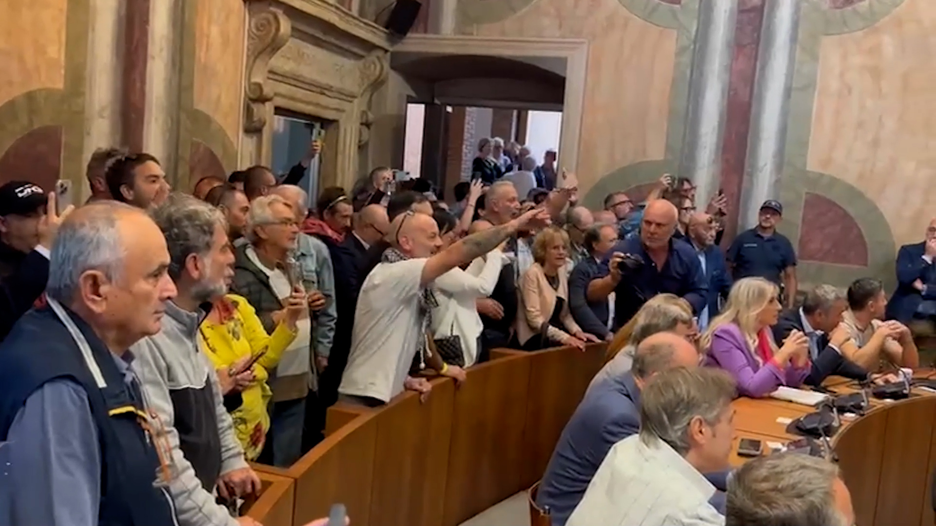 bandecchi contestato in consiglio comunale a terni per le sue posizioni su gaza buffone vergogna