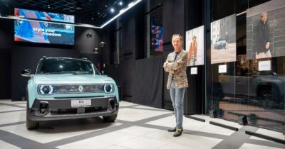 Copertina di “Style Your Freedom”, Renault 4 elettrica protagonista alla Milano Fashion Week