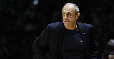 Copertina di Nel basket italiano scoppia il caso degli adesivi in campo. Messina: “Siamo andati oltre l’immaginabile”