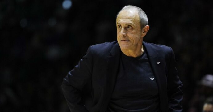 Nel basket italiano scoppia il caso degli adesivi in campo. Messina: “Siamo andati oltre l’immaginabile”