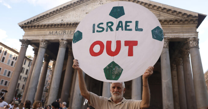 Israele fuori dal calcio, il sondaggio: “7 italiani su 10 sono d’accordo. A favore anche la maggioranza degli elettori del centrodestra”