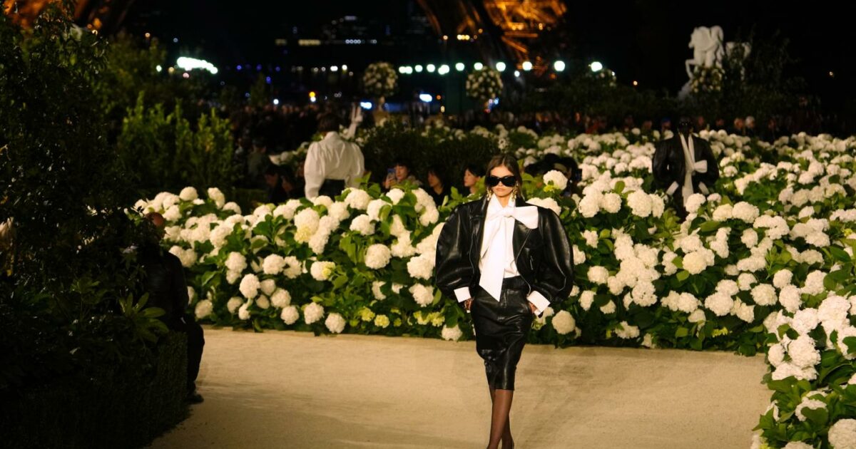 La guida alla Parigi Fashion Week: Saint Lauren dà il via alle sfilate, grande attesa per i debutti di Dior, Balenciaga e Chanel