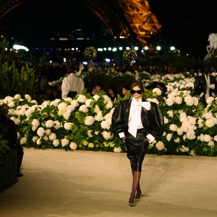 La guida alla Parigi Fashion Week: Saint Lauren dà il via alle sfilate, grande attesa per i debutti di Dior, Balenciaga e Chanel
