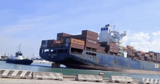 Copertina di Livorno, la nave della compagnia israeliana Zim Virginia arriva in banchina tra le proteste dei portuali