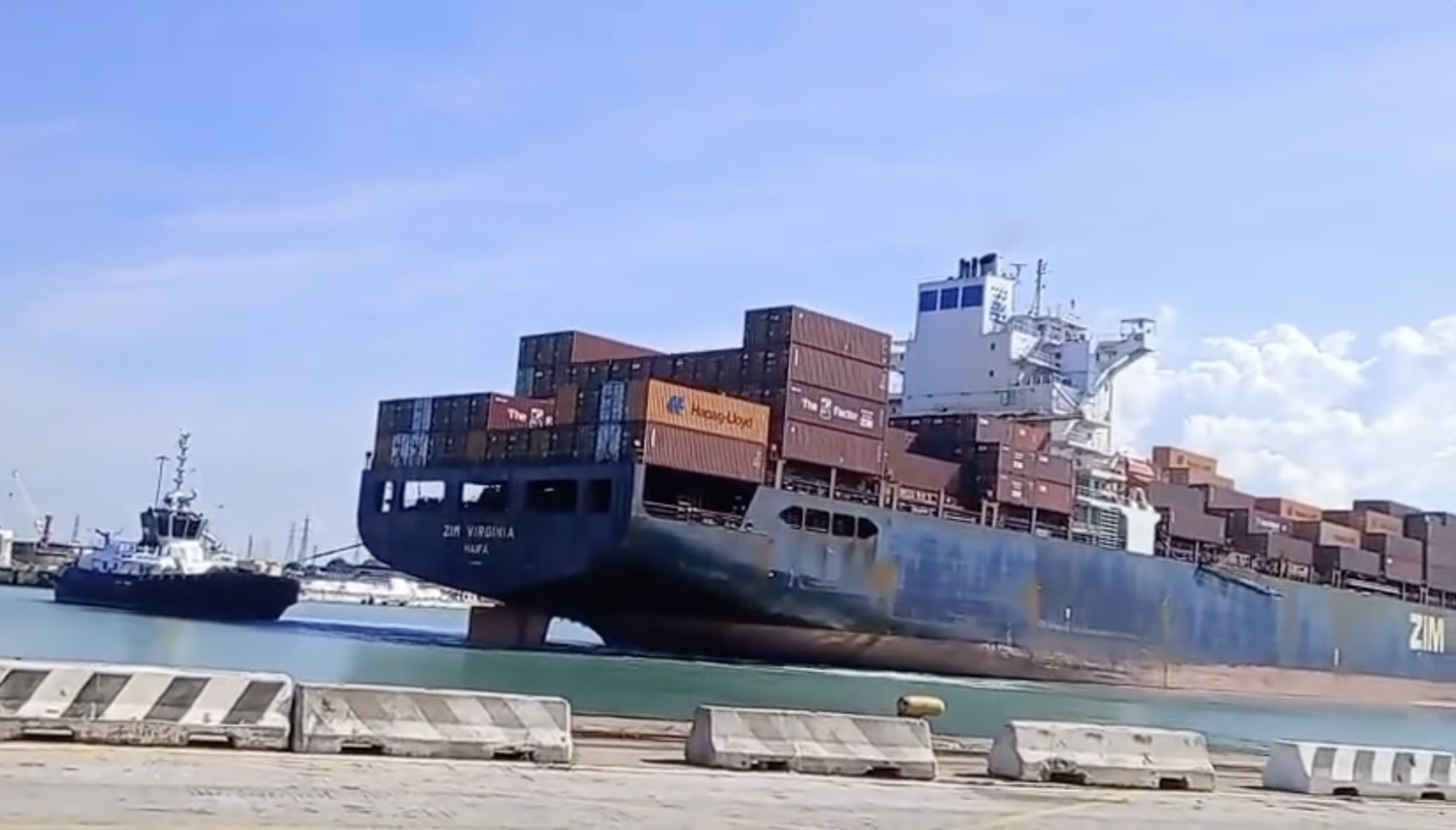 livorno la nave della compagnia israeliana zim virginia arriva in banchina tra le proteste dei portuali