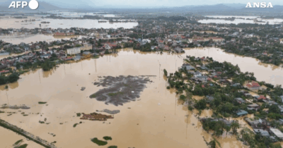 Copertina di Il tifone Bualoi travolge il Vietnam, città inondate e case distrutte con raffiche di vento fino a 130 km/h – Video
