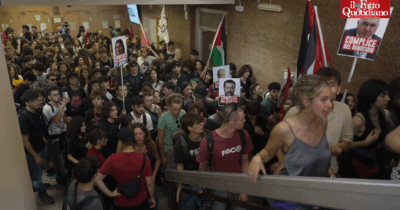 Copertina di Gaza, alla Sapienza gli studenti interrompono le lezioni: issata la bandiera della Palestina, Scienze politiche occupata – Video