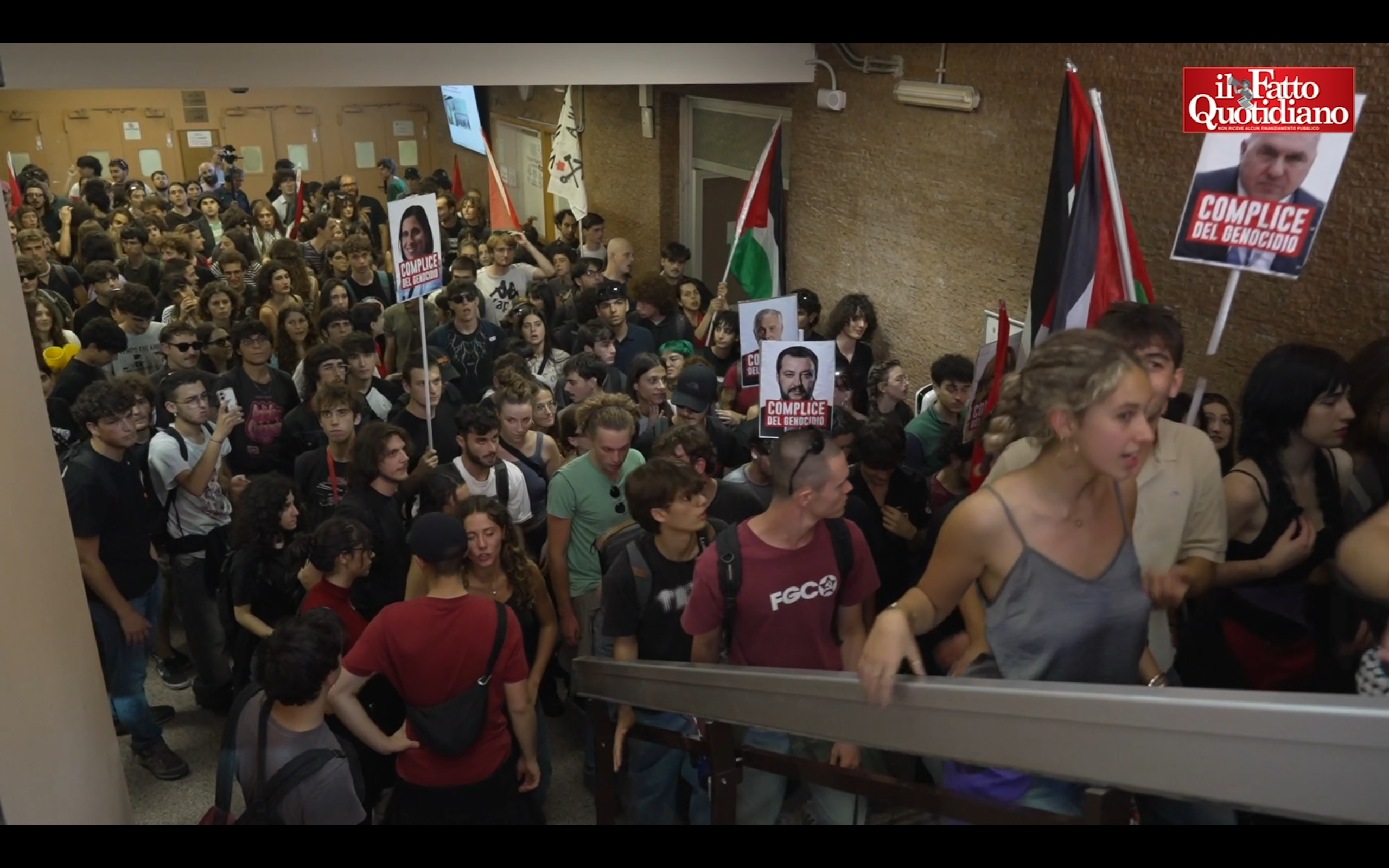 Gaza, alla Sapienza gli studenti interrompono le lezioni: issata la bandiera della Palestina, Scienze politiche occupata – Video