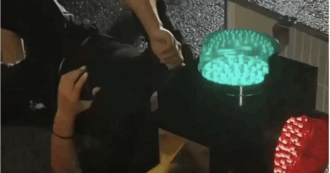 Copertina di Perde il controllo dello scooter, si schianta contro un semaforo e ci finisce dentro con tutta la testa: soccorritori al lavoro per liberarlo – VIDEO