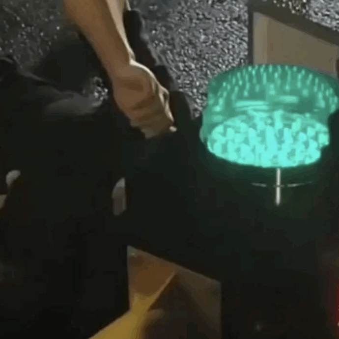 Perde il controllo dello scooter, si schianta contro un semaforo e ci finisce dentro con tutta la testa: soccorritori al lavoro per liberarlo – VIDEO