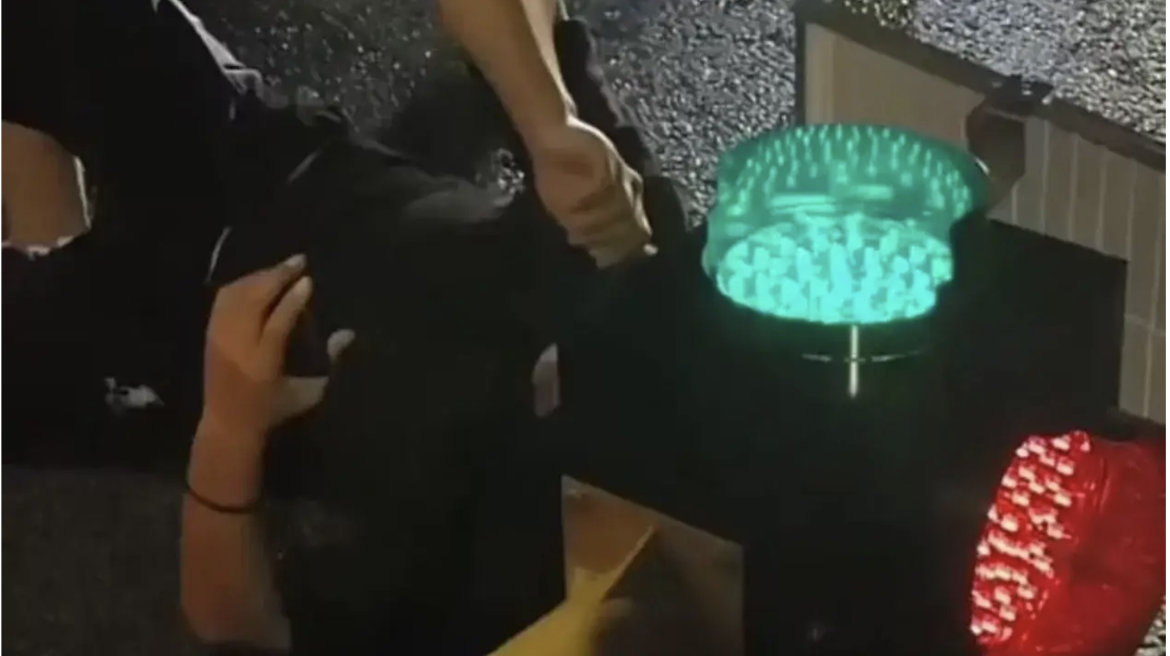 Perde il controllo dello scooter, si schianta contro un semaforo e ci finisce dentro con tutta la testa: soccorritori al lavoro per liberarlo – VIDEO