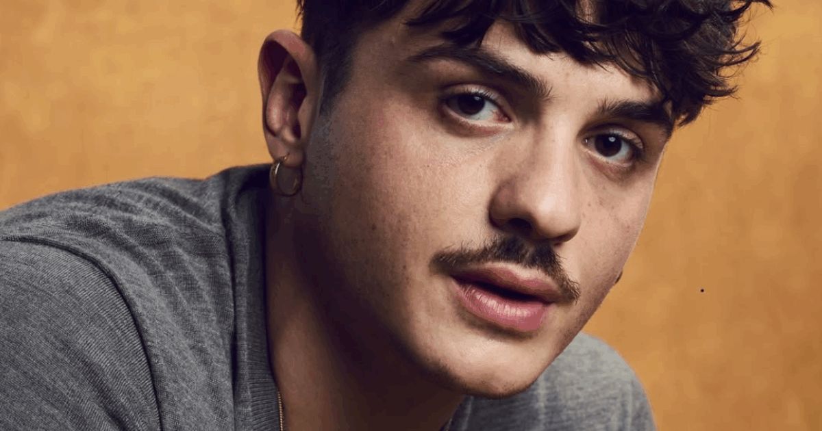 “Provo a non farmi male. Sono un ragazzo di 24 anni, attualmente molto ‘famoso’ e lo dico con umiltà, dato di fatto. Voglio cercare di vivermi le cose comunque”: Olly e il bilancio dopo il boom