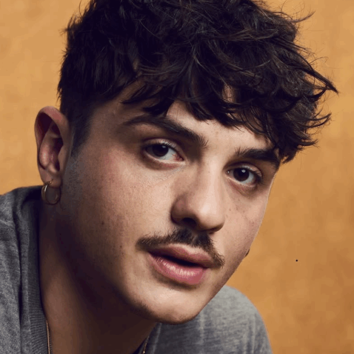 “Provo a non farmi male. Sono un ragazzo di 24 anni, attualmente molto ‘famoso’ e lo dico con umiltà, dato di fatto. Voglio cercare di vivermi le cose comunque”: Olly e il bilancio dopo il boom