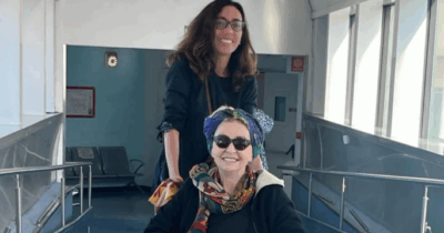 Copertina di Enrica Bonaccorti ha un tumore, la foto in sedia a rotelle con la figlia: “Mi sono nascosta per 4 mesi. L’avevo detto, se mi succedesse come Eleonora Giorgi non sarei capace di affrontarla come lei”