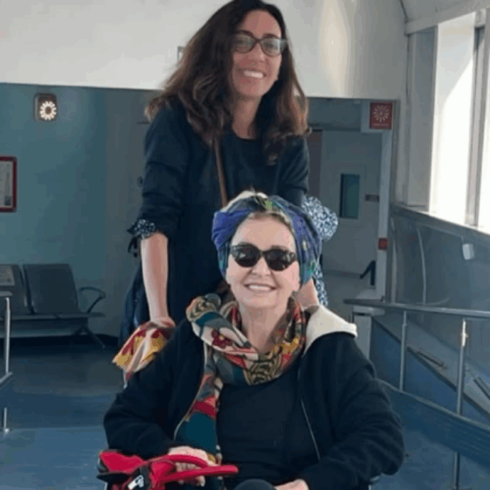 Enrica Bonaccorti ha un tumore, la foto in sedia a rotelle con la figlia: “Mi sono nascosta per 4 mesi. L’avevo detto, se mi succedesse come Eleonora Giorgi non sarei capace di affrontarla come lei”