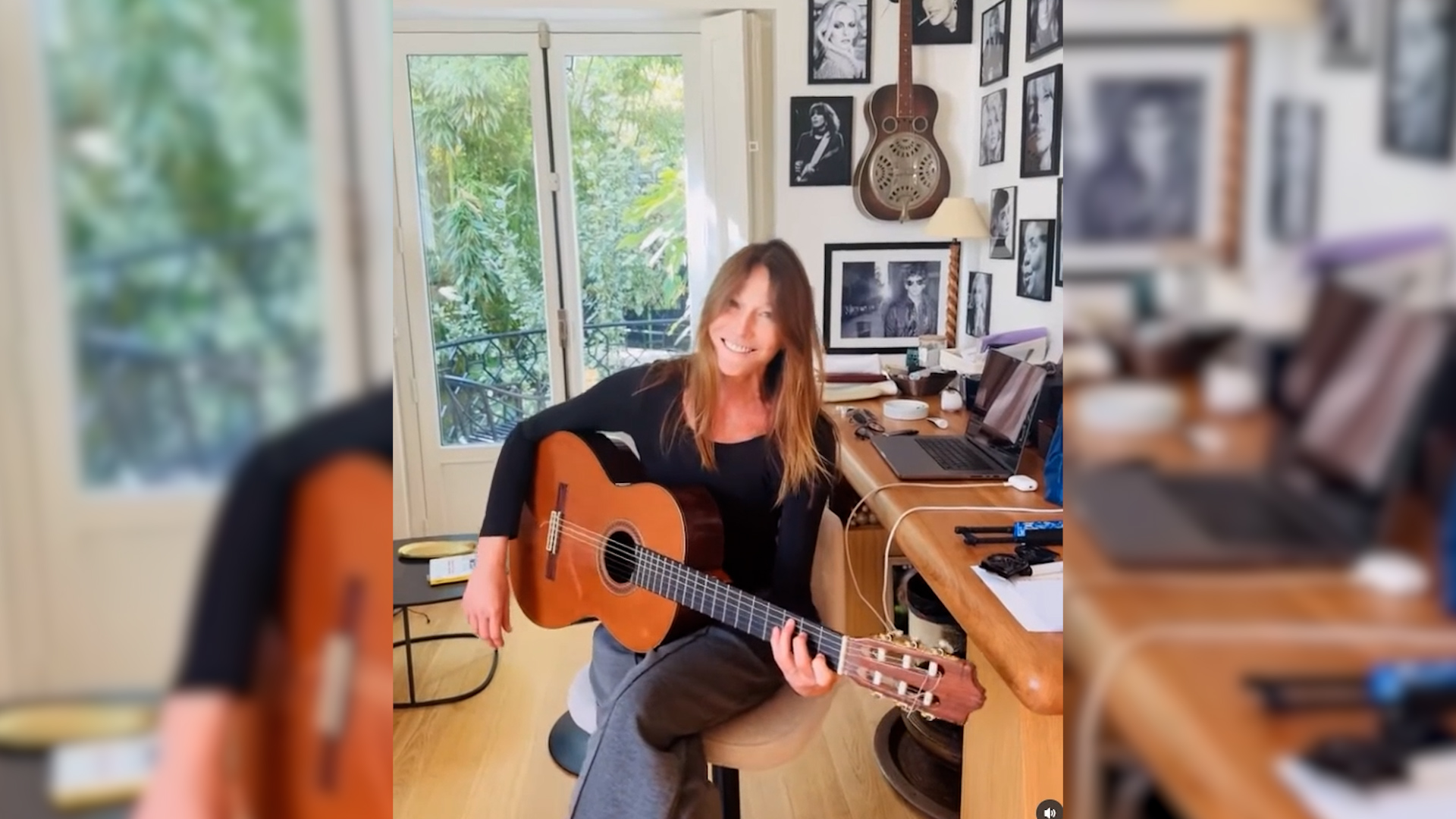 “Posso suonarti una canzone?”: Carla Bruni dedica “Let it be” a Sarkozy (mentre lui la riprende). Il video virale