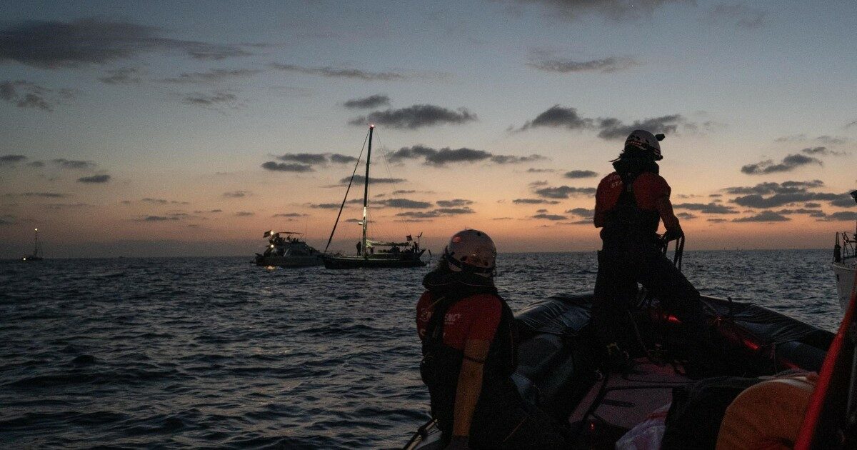 Flotilla, primo avviso ufficiale della nave Alpino: alle 2 della notte si fermerà. Israele accusa: “Controllati da Hamas”