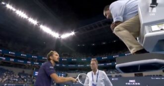 “Chi sei tu? Come ti chiami? Non parlare”: Medvedev si scaglia contro l’arbitro a Pechino, poi si ritira – Video