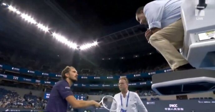 “Chi sei tu? Come ti chiami? Non parlare”: Medvedev si scaglia contro l’arbitro a Pechino, poi si ritira – Video