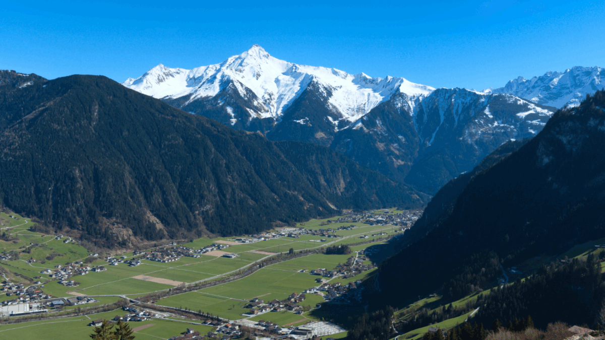 “Fanno i loro bisogni nei bivacchi, gettano via i materassi. Siamo avviliti dall’inciviltà e dalla stupidità. Troviamo persone in ciabatte a 2 mila metri”: l’allarme del Cai sul turismo di massa in montagna