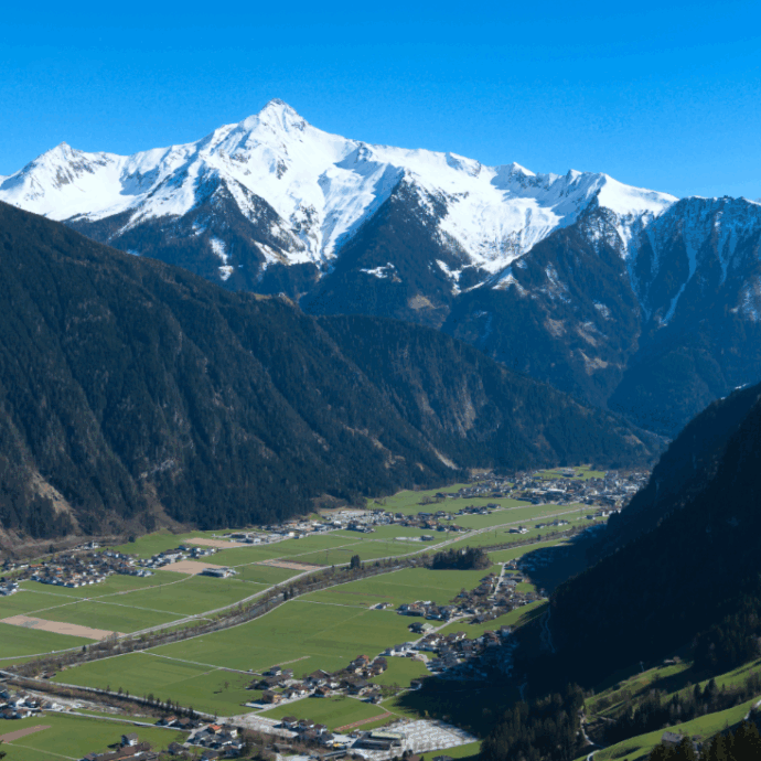 Pianificano un itinerario in montagna con un’app e si trovano nel mezzo di un terreno ripido e scivoloso: 25enne cade da 70 metri e muore