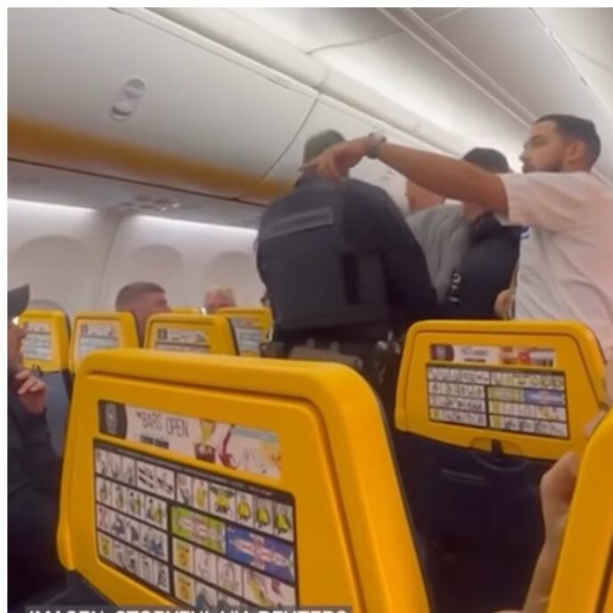 “Correvano per il corridoio, uno di loro ha provato a baciare una donna mentre altri si prendevano a testate”: caos sul volo Ryanair per l’addio al celibato, piloti costretti all’atterraggio di emergenza