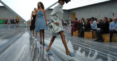 Copertina di Il debutto di Jonathan Anderson da Dior conquista Parigi: “Non possiamo controllare la politica o il mondo, ma possiamo sfogarci nella moda”