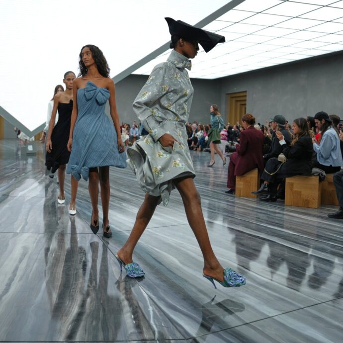 Il debutto di Jonathan Anderson da Dior conquista Parigi: “Non possiamo controllare la politica o il mondo, ma possiamo sfogarci nella moda”