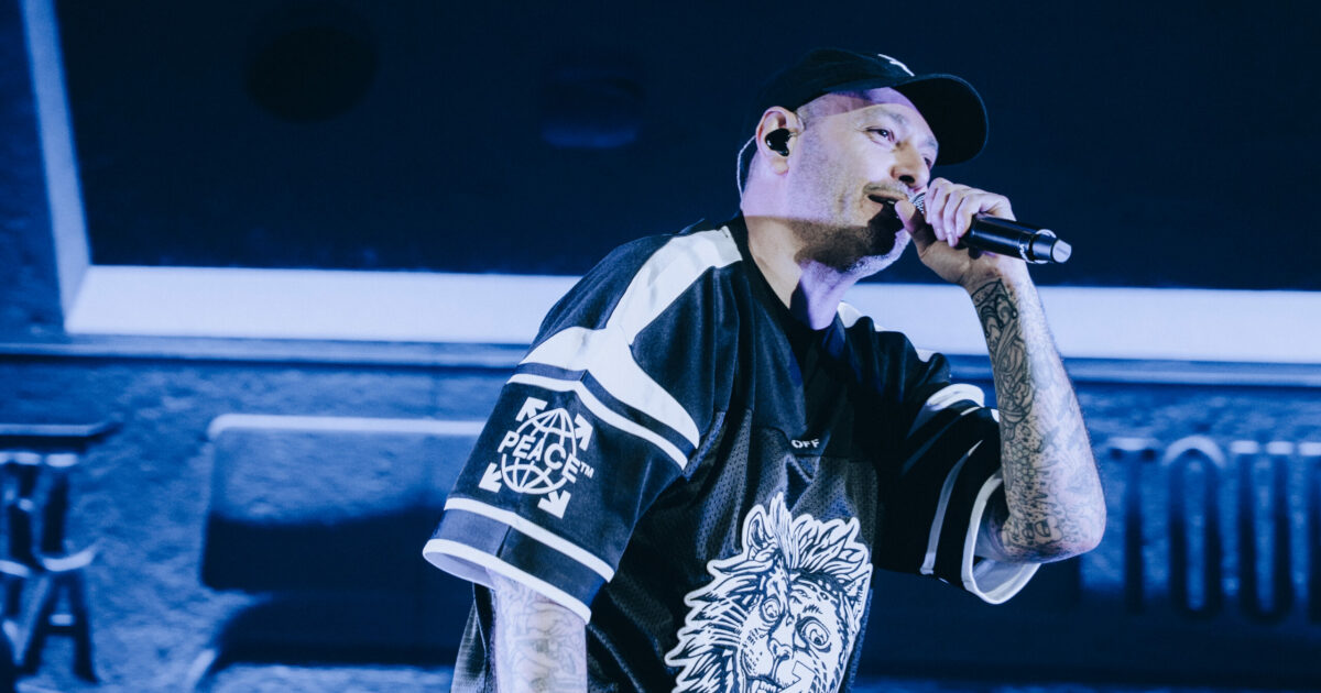 Fabri Fibra rimane il maestro del rap: mena duro su politica (“fa mille promesse”), il bullismo e il revenge porn che portano al suicidio di poveri innocenti