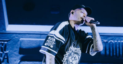 Copertina di Fabri Fibra rimane il maestro del rap: mena duro su politica (“fa mille promesse”), il bullismo e il revenge porn che portano al suicidio di poveri innocenti