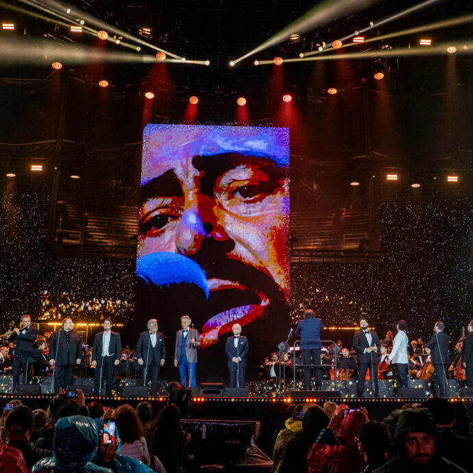 “Luciano Pavarotti aveva una luce dentro e scherzava con tutti”: l’omaggio di Laura Pausini, Ligabue, Il Volo e Mahmood (sotto la pioggia) all’Arena di Verona