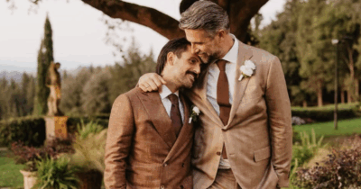 Copertina di “Volevamo festeggiare il tratto di strada percorso e rilanciare verso un futuro di sogni condivisi”: le nozze da sogno di Luca Calvani e Alessandro Franchini in Toscana