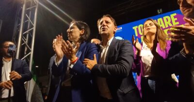 Copertina di Regionali Calabria, Schlein e Tridico cantano “Bella ciao” dal palco – Video