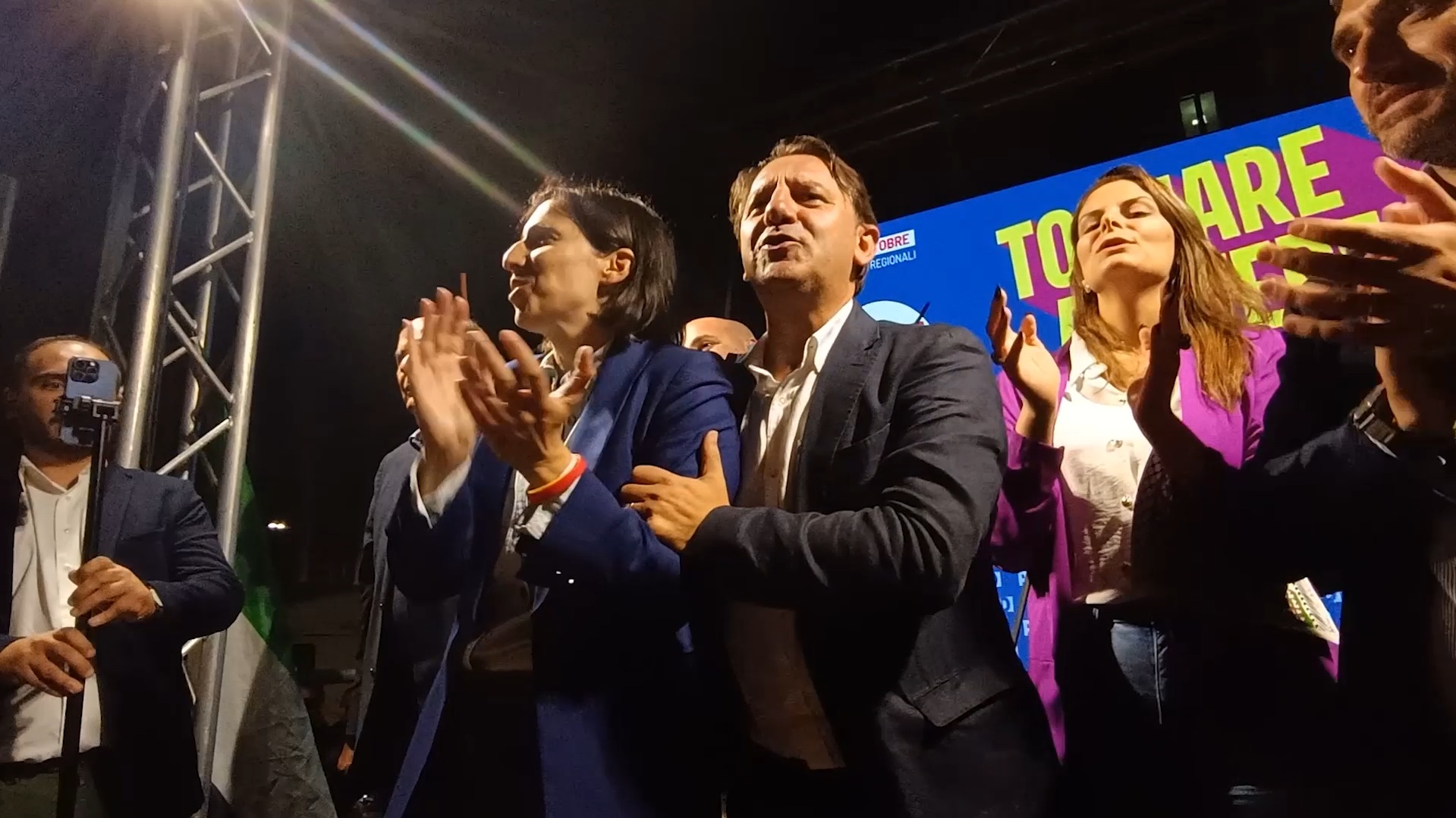Regionali Calabria, Schlein e Tridico cantano “Bella ciao” dal palco – Video