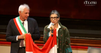 Copertina di Albanese premiata a Reggio Emilia per Gaza, fischi al sindaco che parla di “condizioni” per la pace. Lei lo “rimprovera”: “Non lo dica più”