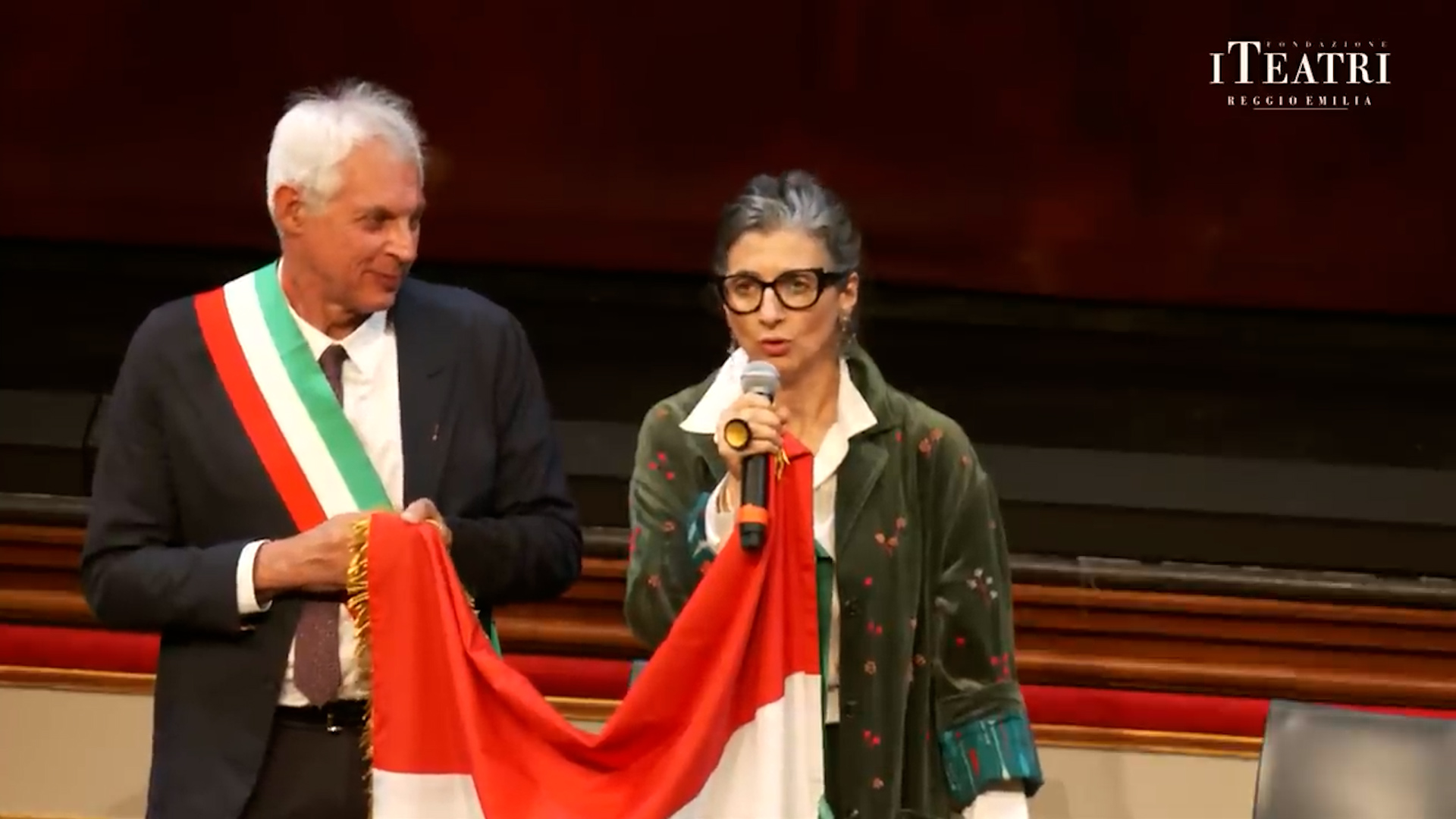 Albanese premiata a Reggio Emilia per Gaza, fischi al sindaco che parla di “condizioni” per la pace. Lei lo “rimprovera”: “Non lo dica più”