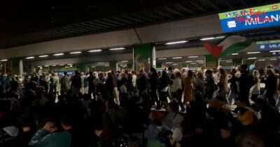 Copertina di Corteo per la Flotilla a Milano, migliaia di persone in piazza: occupati i binari della stazione Cadorna – Video