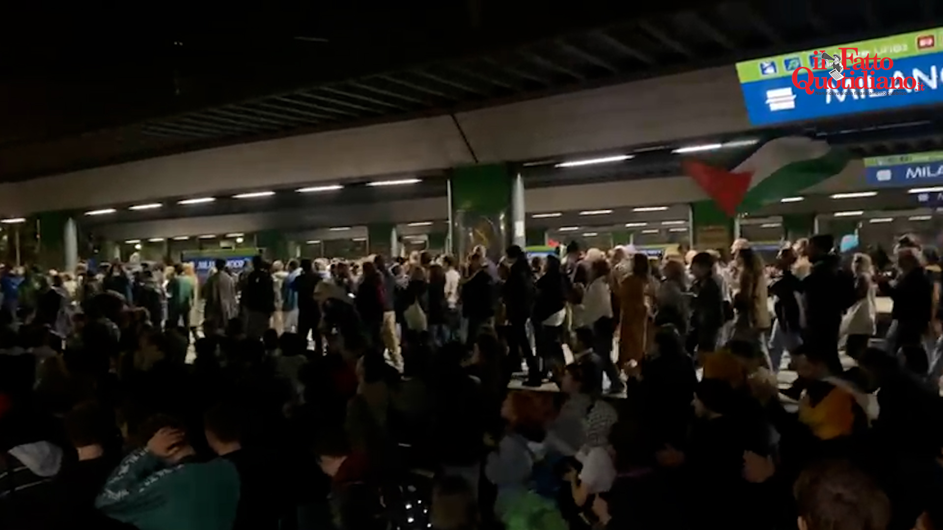 Corteo per la Flotilla a Milano, centinaia di persone in piazza: occupati i binari della stazione Cadorna – Video