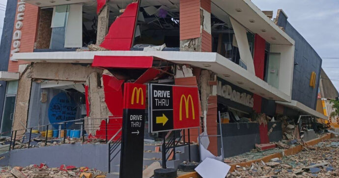 Terremoto di magnitudo 6.9 nelle Filippine: 69 i morti. “Ci sono persone ancora sotto le macerie”