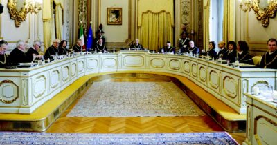 Copertina di Corte costituzionale, i giudici si regalano 100 mila € l’anno