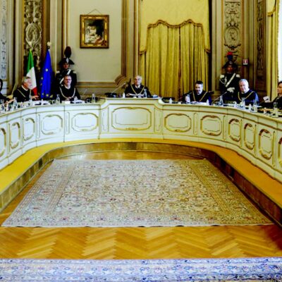 Copertina di Corte costituzionale, i giudici si regalano 100 mila € l’anno