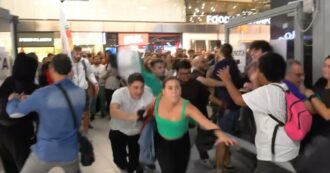 Copertina di Flotilla, attivisti invadono i binari della stazione Centrale a Napoli