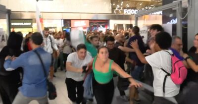 Copertina di Flotilla, attivisti invadono i binari della stazione Centrale a Napoli