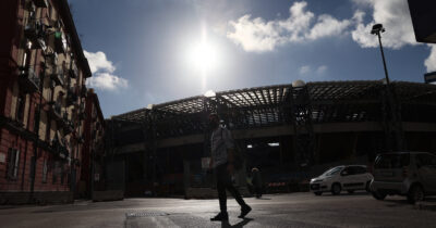 Copertina di Scontri a Napoli prima della partita di Champions contro lo Sporting Lisbona: un ferito