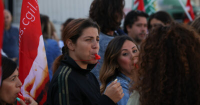 Copertina di Yoox ritira il licenziamento collettivo, raggiunto l’accordo al ministero: 70 esuberi in meno e incentivi all’esodo