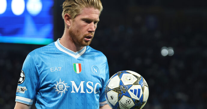 L’asse De Bruyne-Hojlund salva Conte in Europa: il Napoli batte lo Sporting Lisbona. Il tecnico: “Non ho niente da dire a Kevin”